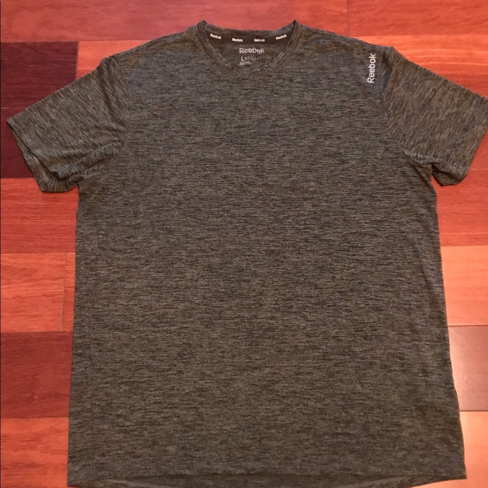 Men’s Reebok athletic pullover T-shirt. Size L
